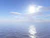 Effets de brume avec un reflet de soleil sur l'eau